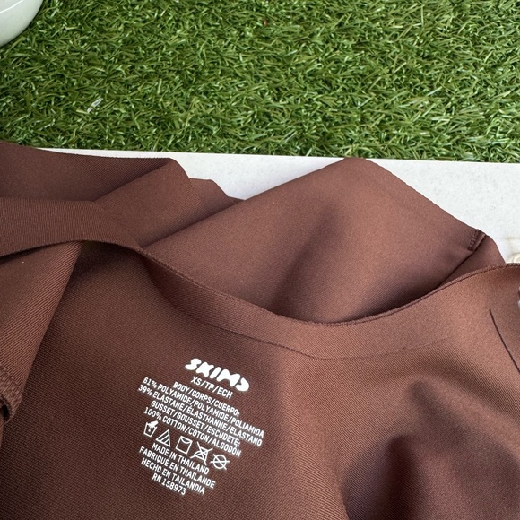 SKIMS BODY UNLINED PLUNGE
THONG BODYSUIT COCOA Brown V-Neck Bodysuit XS New - Picture 12 of 13